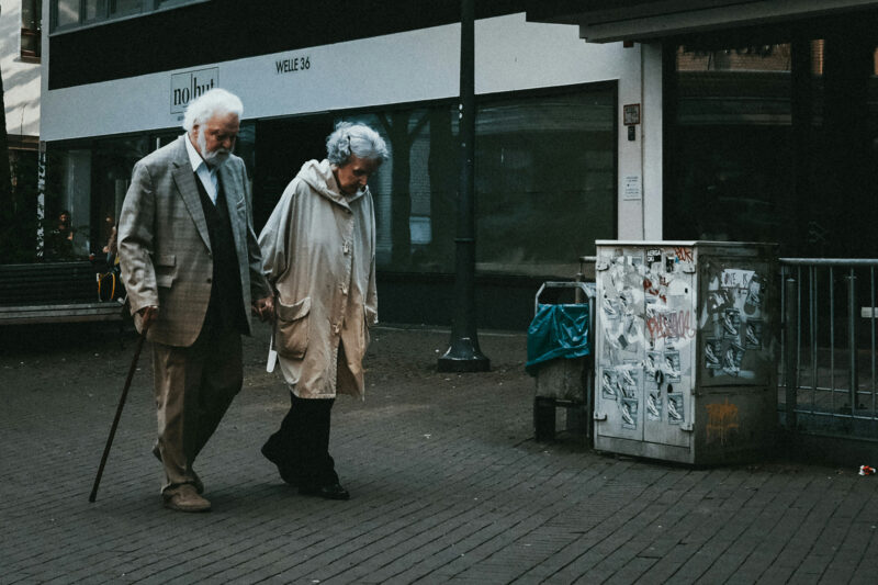 https://unsplash.com/es/fotos/hombre-con-traje-negro-de-pie-junto-a-una-mujer-con-bata-blanca-9oSKLeR9EQo?utm_content=creditShareLink&utm_medium=referral&utm_source=unsplash